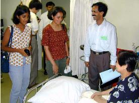 2 Indian girls meet 'hibakusha'